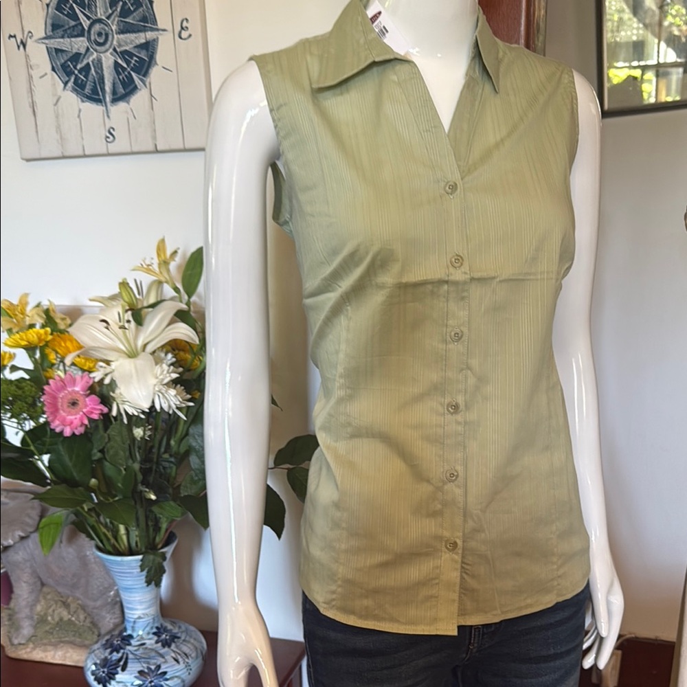 NWT northern reflections size small Olive Green Sleeveless Button-Up Blouse